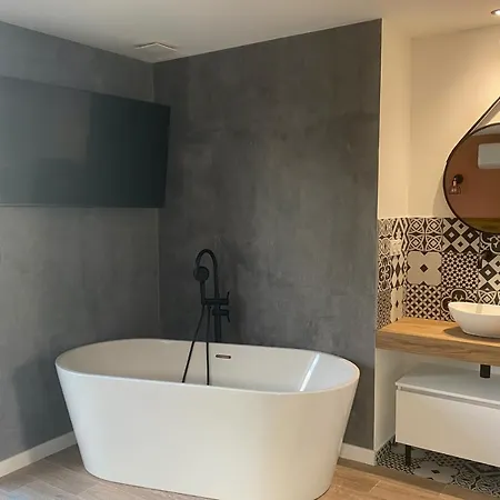 Ghjuvan - Sea, Mountain & * Peri