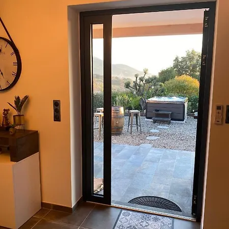 Ghjuvan - Sea, Mountain & Willa Peri