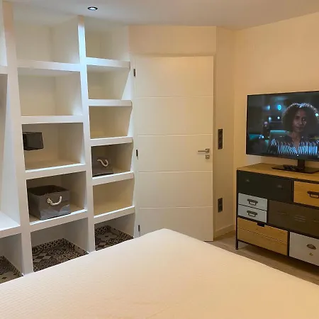 Ghjuvan - Sea, Mountain & Peri