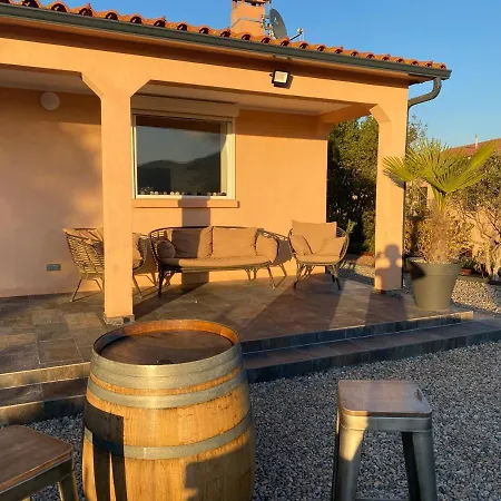 Ghjuvan - Sea, Mountain & Willa *