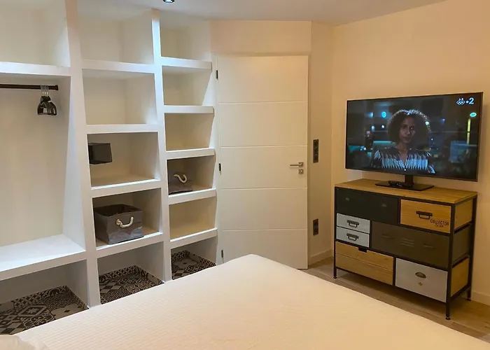 Ghjuvan - Sea, Mountain & Peri