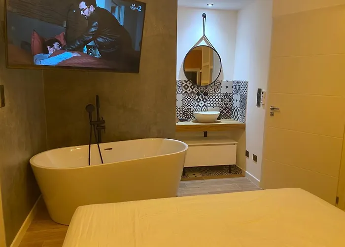 Ghjuvan - Sea, Mountain & * Peri